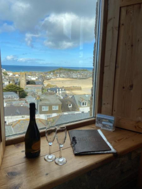 HUER'S WATCH a beautifully presented PRIVATE APARTMENT with far reaching VIEWS Over ST IVES HARBOUR and BAY and FREE ONSITE PARKING for LARGER GROUPS book along with our Connecting TWO SISTER APARTMEN